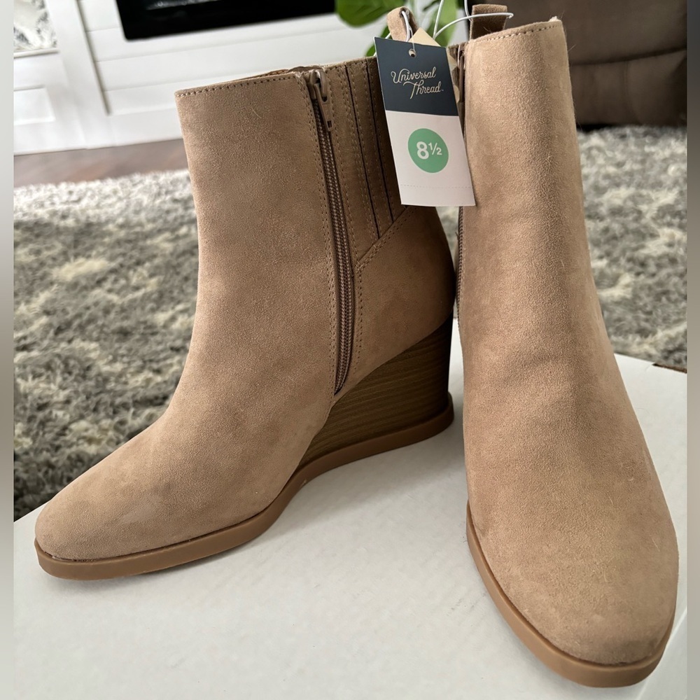 Universal Thread Wedge Heel Zip Ankle Boot Size 8.5 Faux Tan Suede Memory Foam